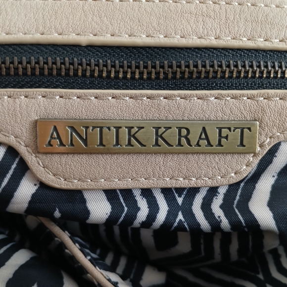 Antik Kraft Cream Shoulder Bag with Slouchy Silhouette - Picture 9 of 15